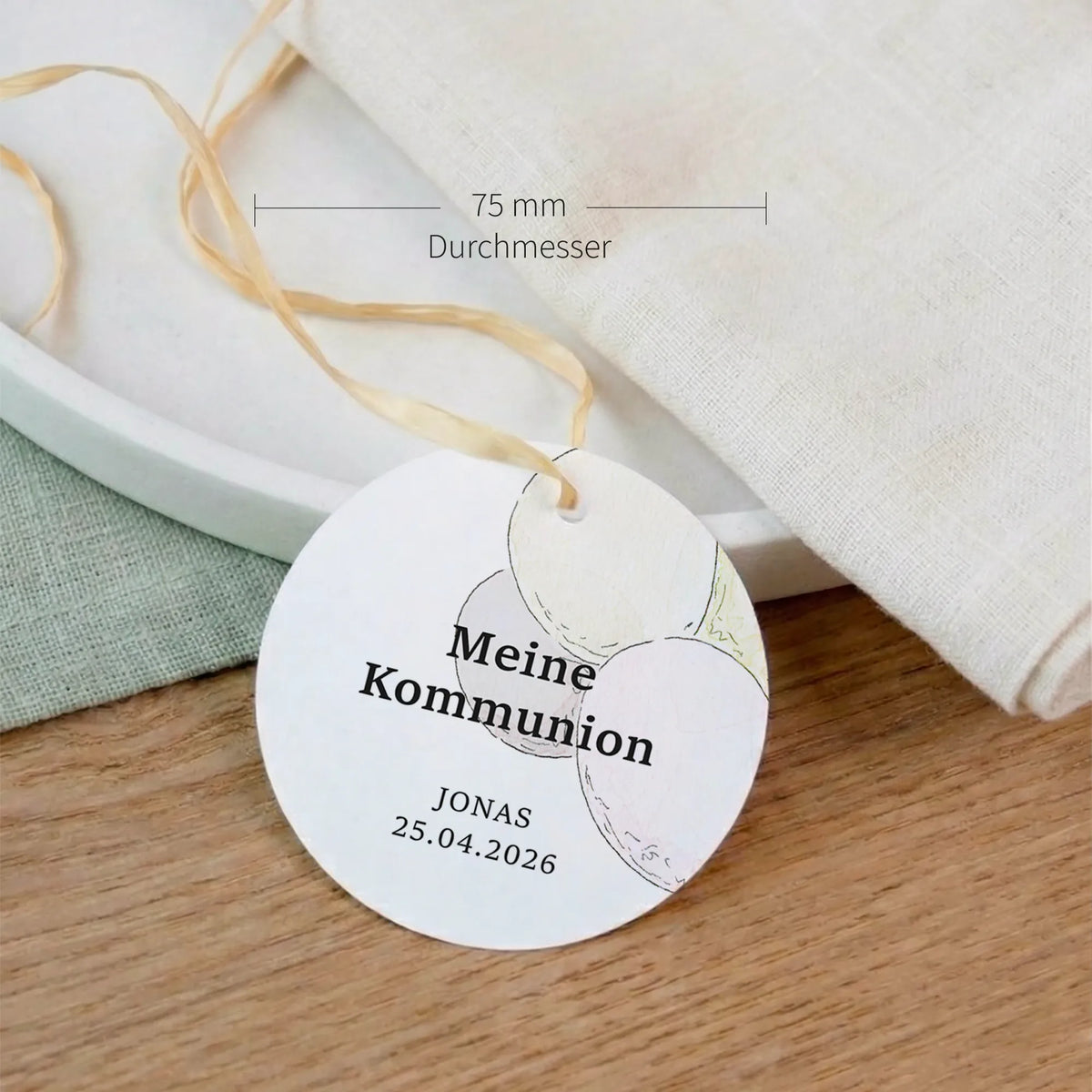 Runder personalisierter Kommunion Anhänger mit Aquarell Motiv, 75 mm Durchmesser, mit Bastband zur Tischdeko