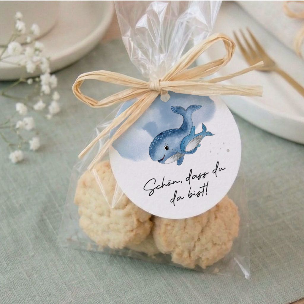 Gastgeschenk zur Taufe verpackt in einer Tüte mit Keksen und einem schönen Anhänger mit Wal Aquarell Motiv.