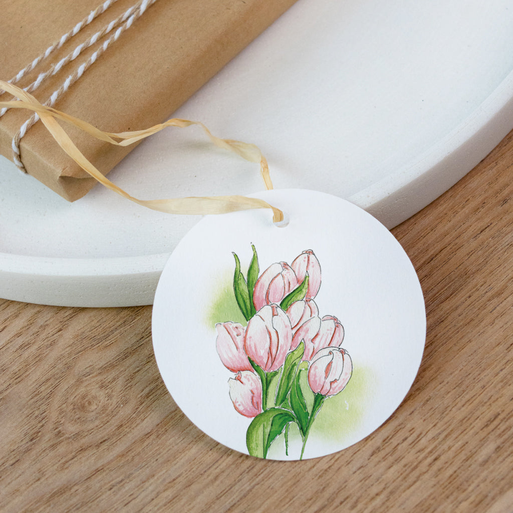 Runder Anhänger mit rosa Tulpen als zartes Aquarellmotiv – frühlingshafte Ergänzung für Ostergeschenke oder als Osterdeko.