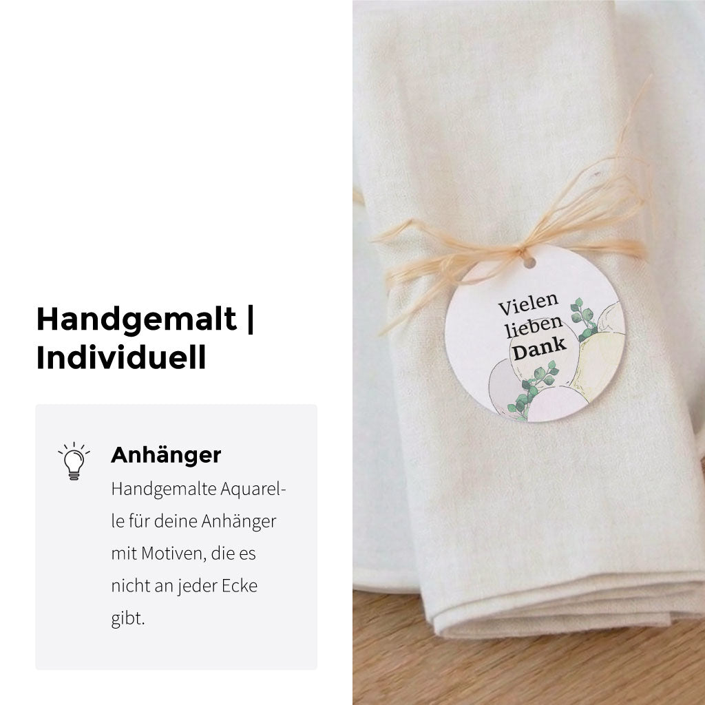 Detailaufnahme runder Anhänger mit handgemaltem Luftballon Aquarell Motiv befestigt an einer Serviette.