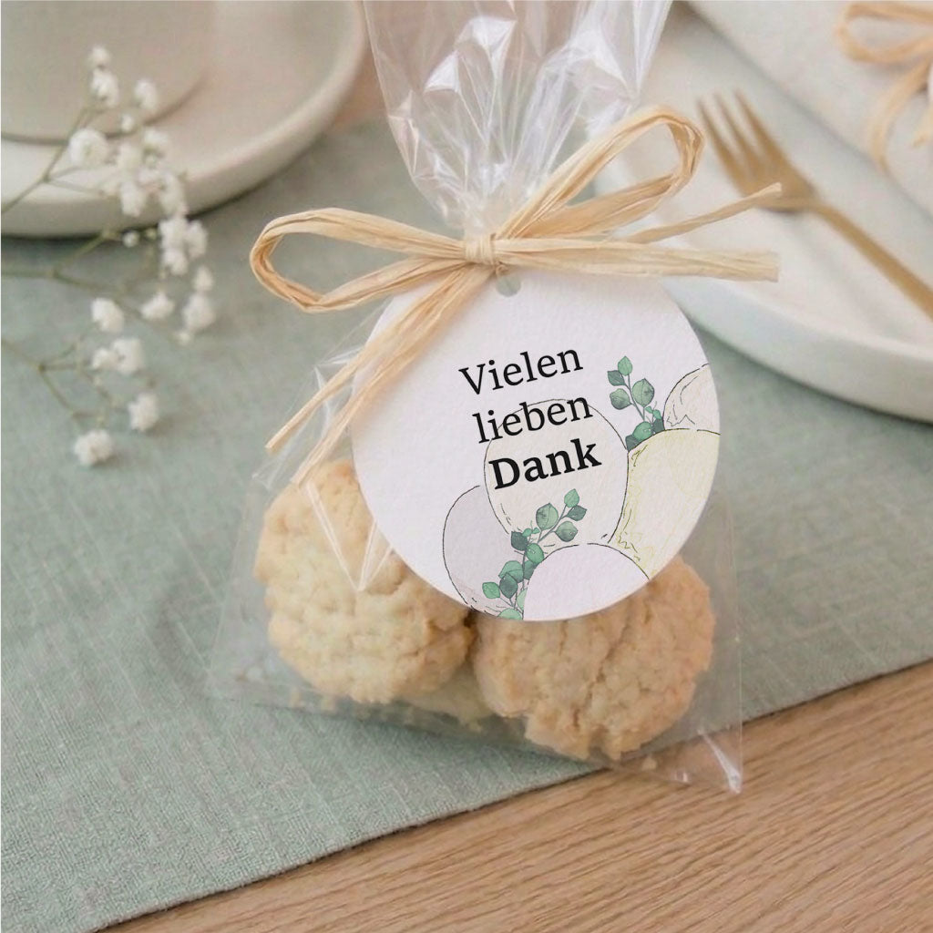 Mitgebsel für die Kommunion hübsch verpackt mit Anhänger Vielen lieben Dank und Luftballon Aquarell Motiv.