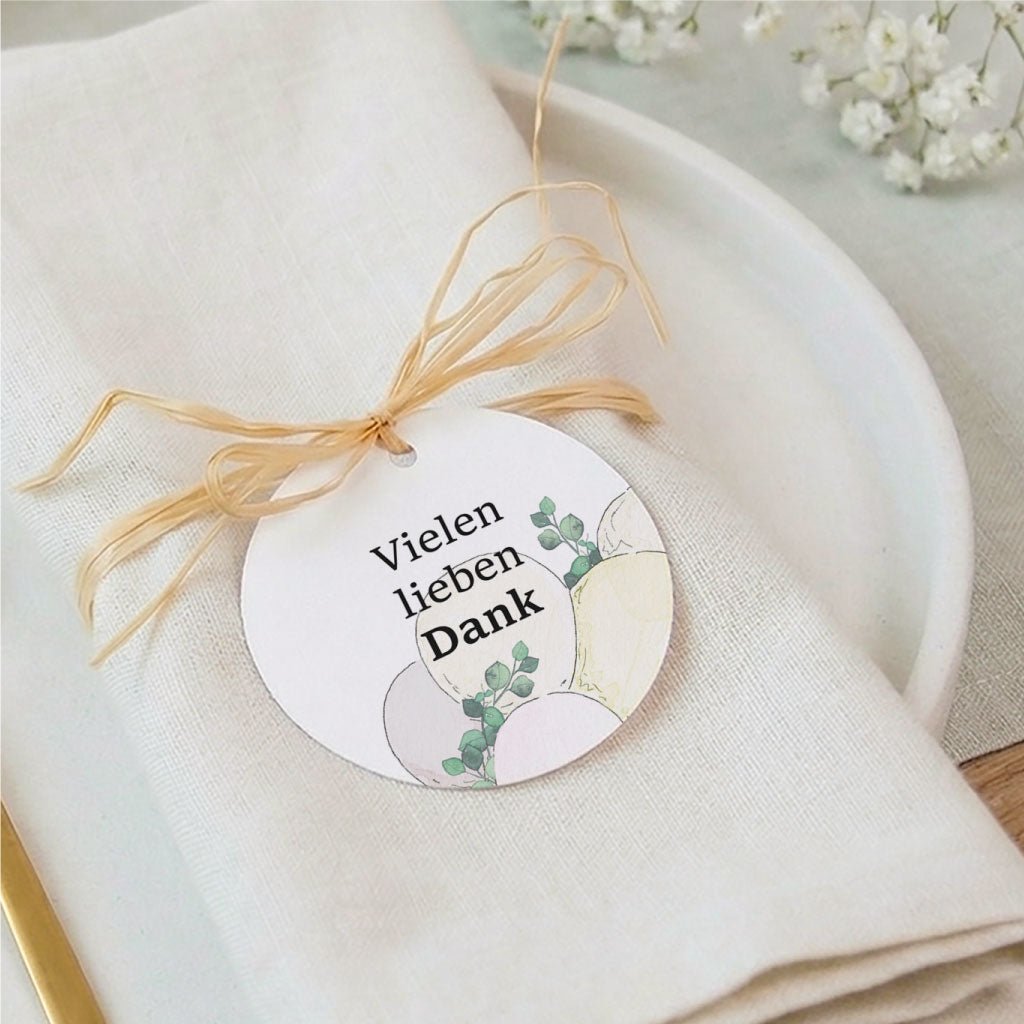 Elegante Tischdeko zur Taufe mit Stoffserviette und Anhänger mit Luftballon Aquarell Motiv zum Danke sagen.