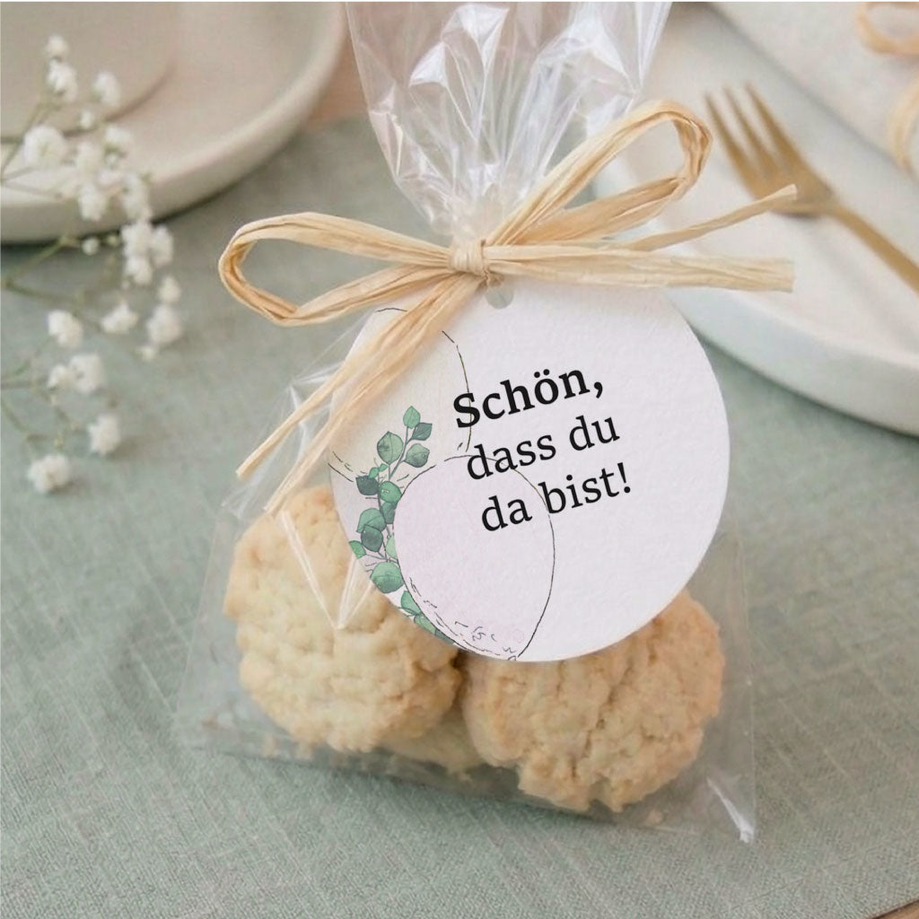 Gastgeschenk in transparenter Tüte mit Keksen und Anhänger als liebevolles Mitgebsel für Kommunion oder Konfirmation.