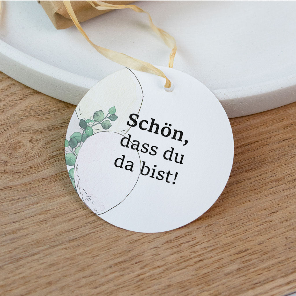 Runder Papieranhänger mit Luftballon Aquarell Motiv und Eukalyptus Zweigen als Deko Element für Geschenke zur Feier.