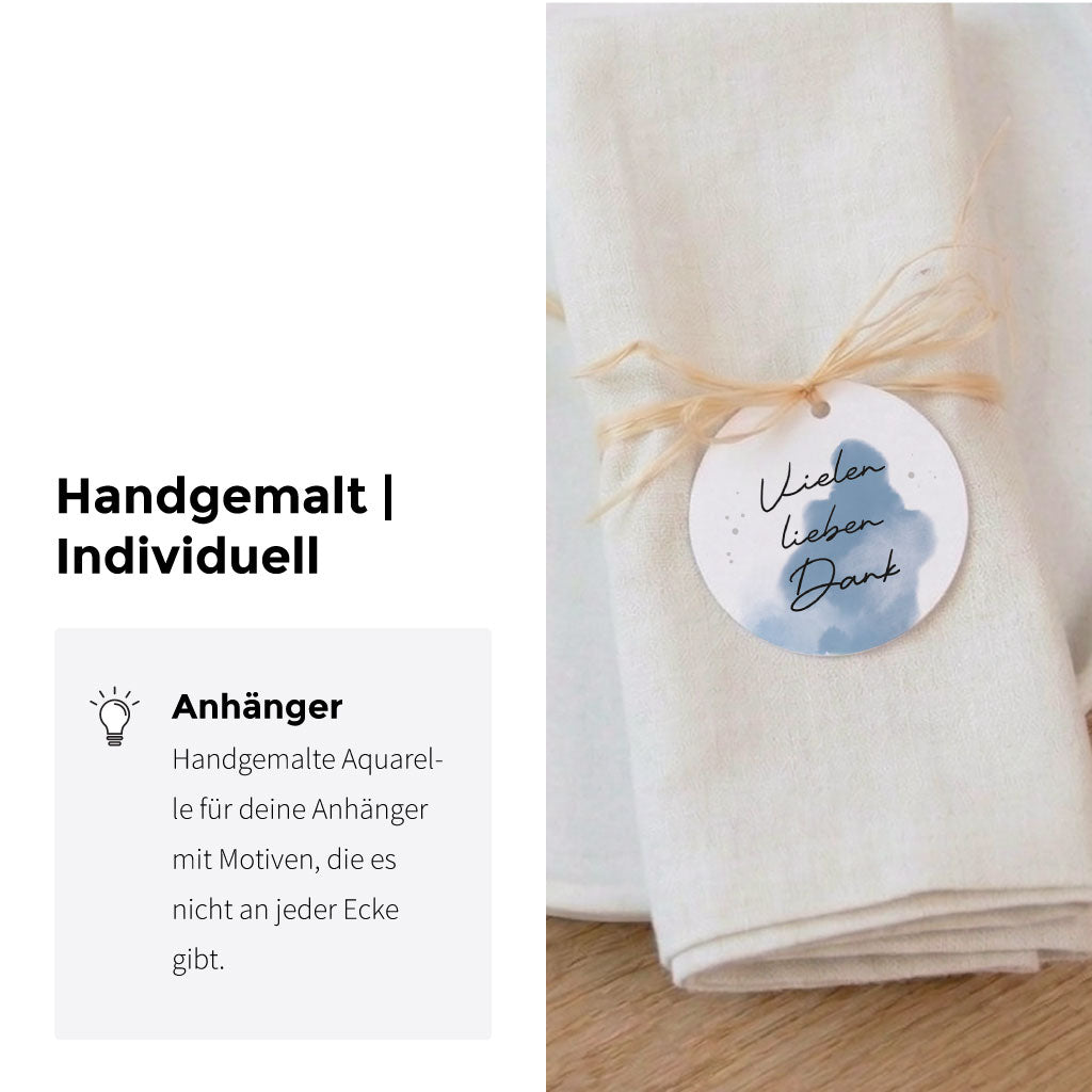 Stilvolle Tischdeko für die Taufe mit Leineserviette und rundem Anhänger mit der Aufschrift Vielen lieben Dank.