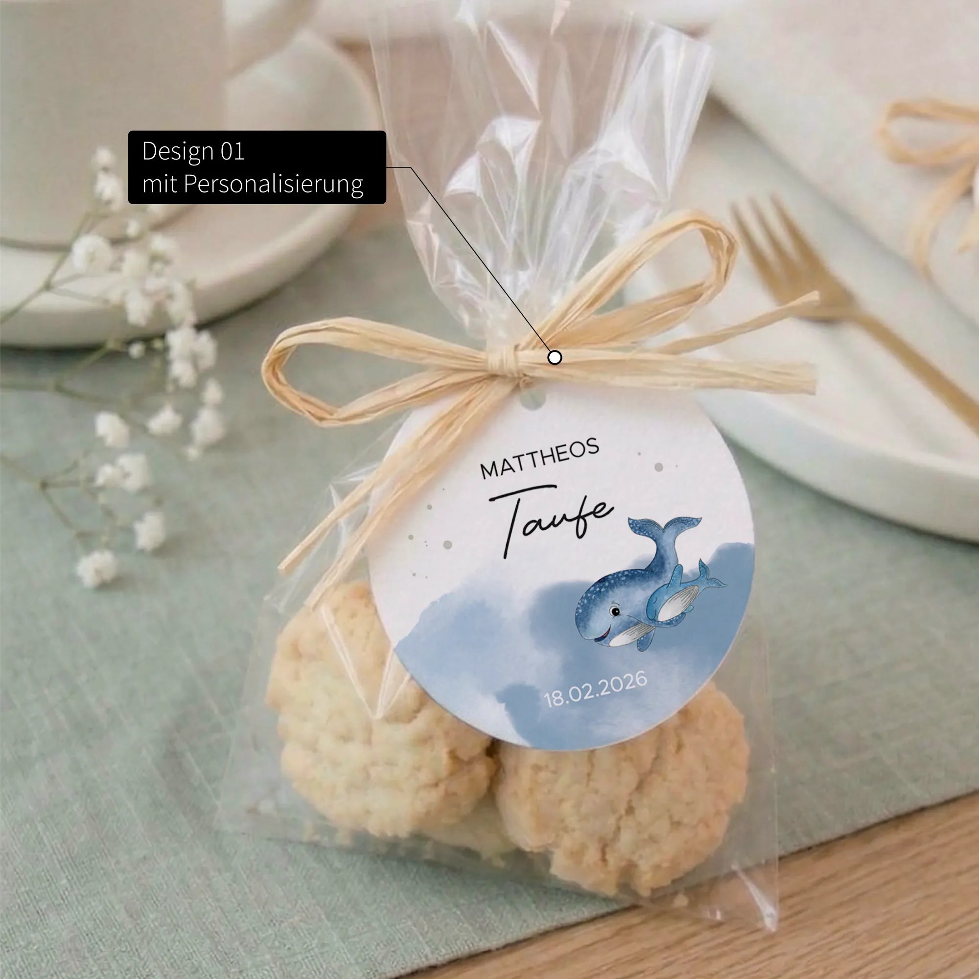 Anhänger zur Taufe Design 01 mit Personalisierung, Aquarell Motiv Wal in Blau, mit Name Mattheos und Datum an Geschenktüte