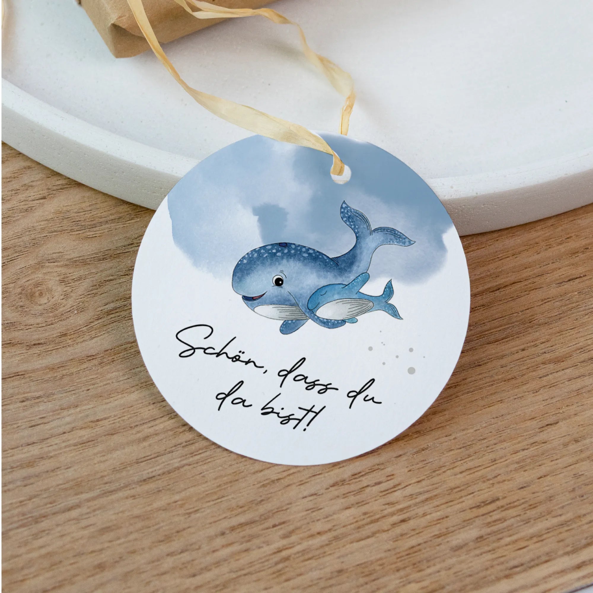 Nahaufnahme runder Taufe Anhänger Design 02 mit Aquarell Motiv Wal und Aufschrift Schön dass du da bist