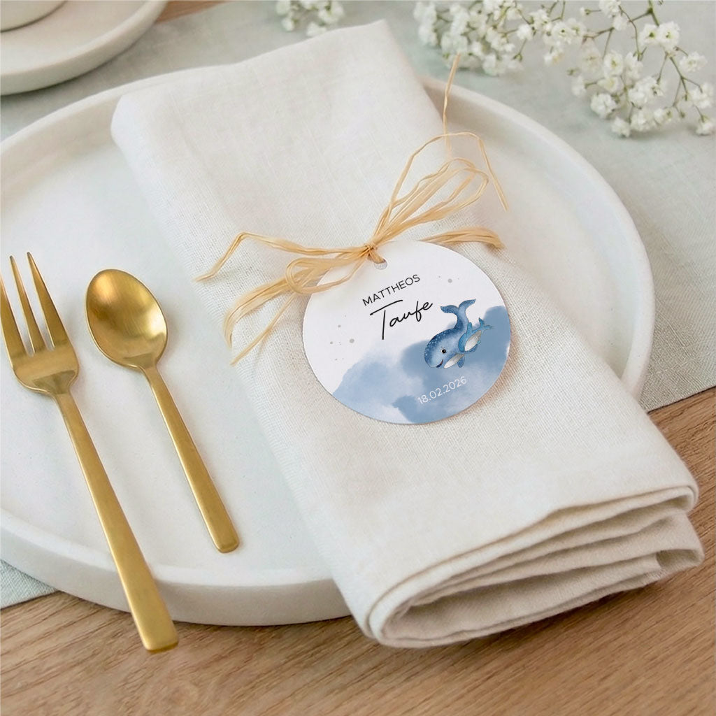 Personalisierter Anhänger für die Tauffeier mit Wal Aquarell Motiv auf einer Serviette dekoriert.