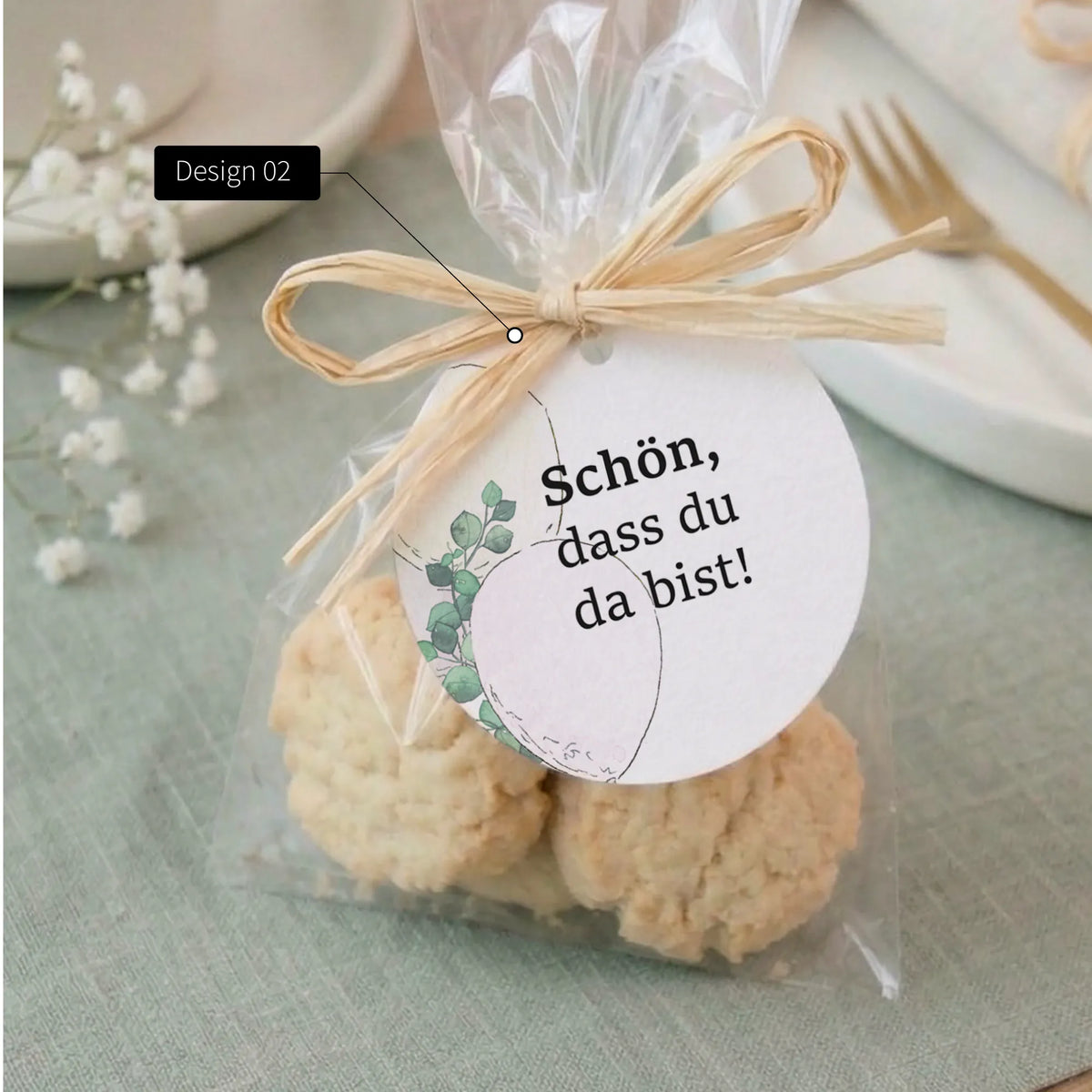 Runder Taufe Anhänger Design 02 Schön dass du da bist mit Aquarell Motiv Eukalyptus an Kekstüte mit Bast als Gastgeschenk
