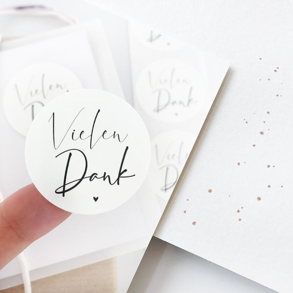 Runder weißer Aufkleber mit Handlettering "Vielen Dank" und Herz