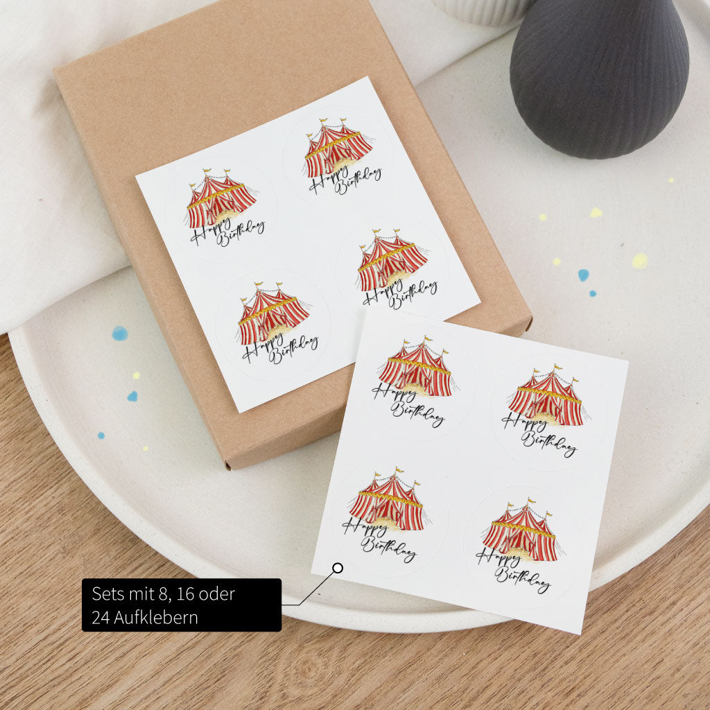 Stickerbogen mit mehreren runden Geburtstagsaufklebern „Happy Birthday“ und Zirkuszelt, für Geburtstagsgeschenk-Verpackung und Dekoration, Themenwelt Zirkus