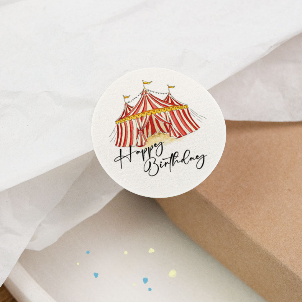 Runder Geburtstagsaufkleber-Sticker „Happy Birthday“ mit Zirkuszelt auf Geschenkbox, passend für Geburtstagsgeschenk-Verpackung und Dekoration, Themenwelt Zirkus