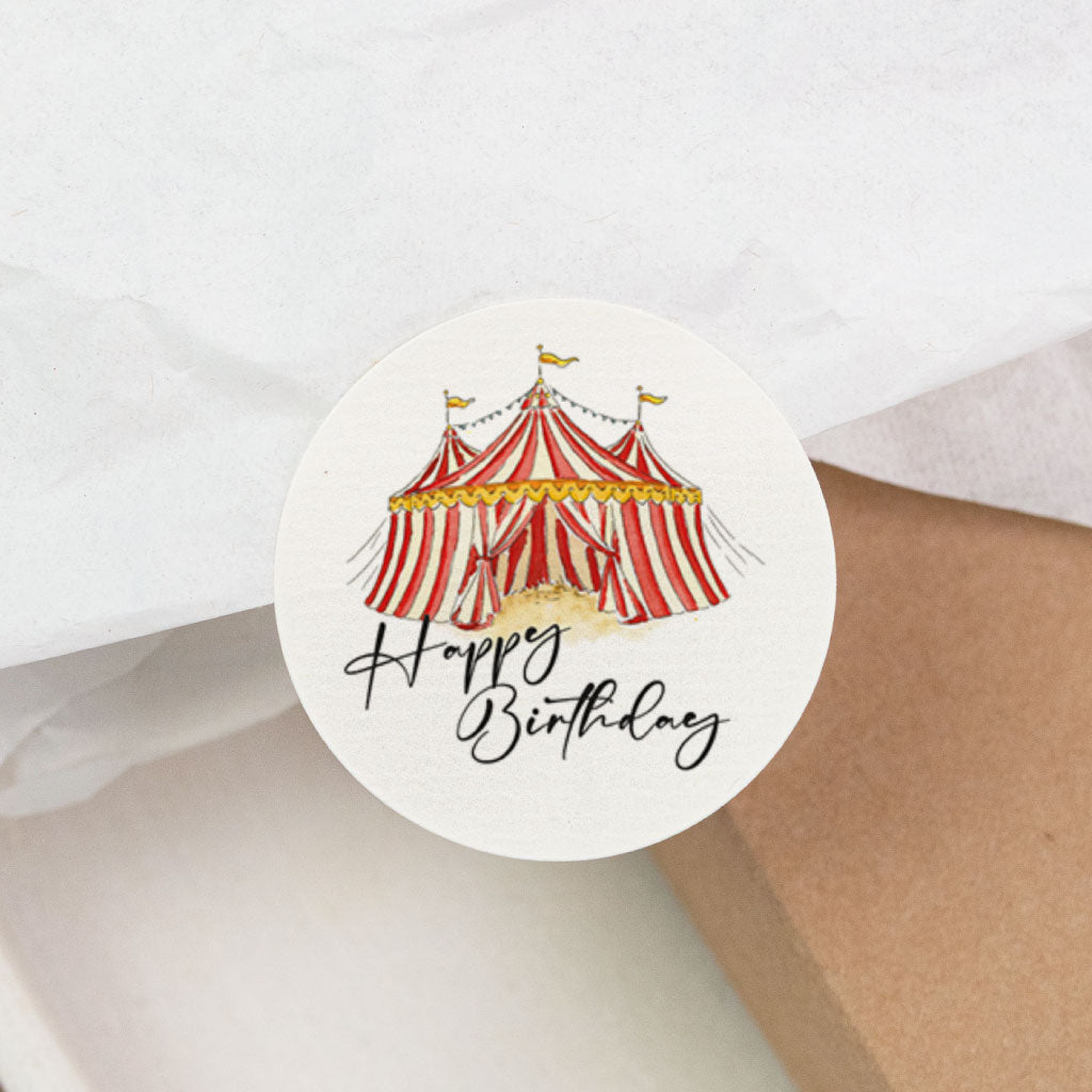 Nahaufnahme: Geburtstagsaufkleber-Sticker „Happy Birthday“ mit Zirkuszelt, für Geburtstagsgeschenk-Verpackung und Dekoration in der Themenwelt Zirkus