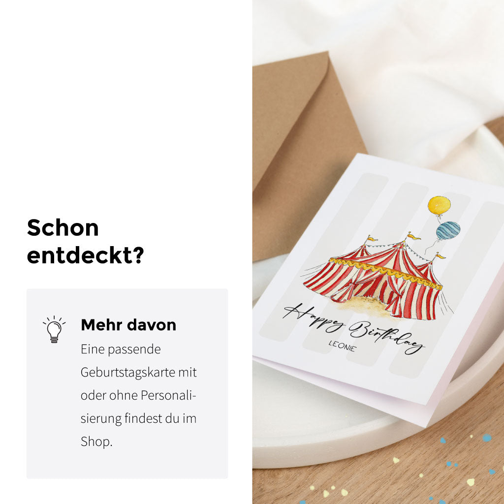 Passende Karte im Zirkus-Design: „Happy Birthday“-Motiv mit Zirkuszelt und Name, Ergänzung zu Geburtstagsaufkleber-Sticker für Geburtstagsgeschenk-Verpackung und Dekoration