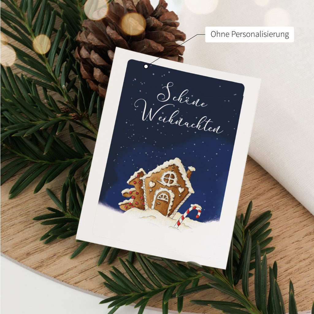 Weihnachtlicher Grablicht-Aufkleber mit liebevoll illustriertem Lebkuchenhaus und winterlicher Szenerie, ergänzt durch den Namen „Amelie“.