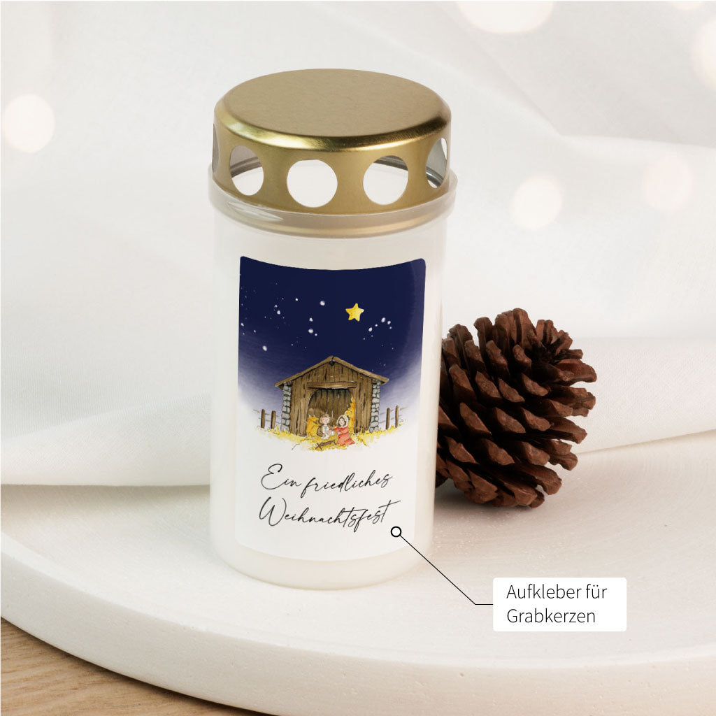 Weihnachtlicher Sticker auf Grabkerze mit Krippenszene als Aquarell, zeigt Maria, Josef und das Jesuskind unter dem Sternenhimmel – ein stimmungsvoller Aufkleber für Sternenkind-Grablichter.