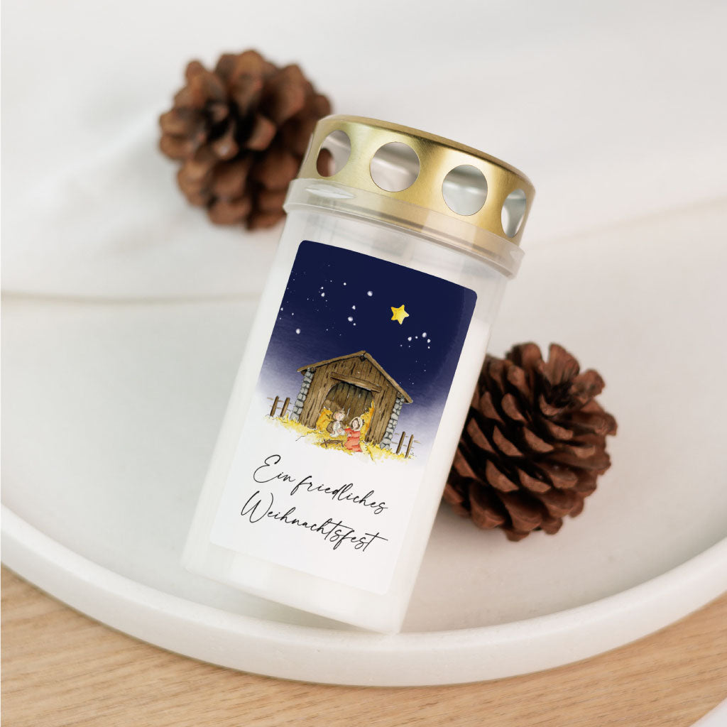 Grabkerze mit wetterfestem Weihnachtssticker im Aquarellstil, zeigt die Geburt Jesu in einem Stall mit Sternenhimmel – stilvoller Aufkleber für weihnachtliche Gedenkmomente.