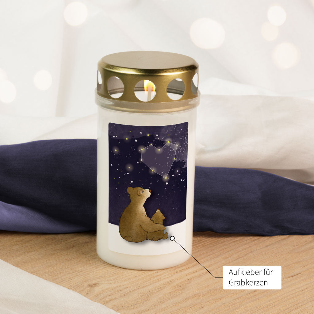 Sticker klebt auf Kerze, zwei Bären sitzen unter Sternenhimmel und schauen nach oben