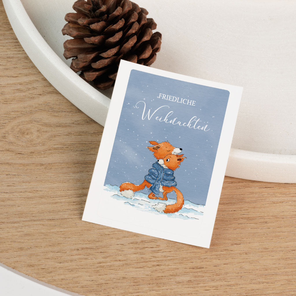 Handgemalter Aufkleber/Sticker für Grabkerze: zwei Füchse im Schnee mit Schriftzug "Friedliche Weihnachten" – liebevolles Andenken im Advent.
