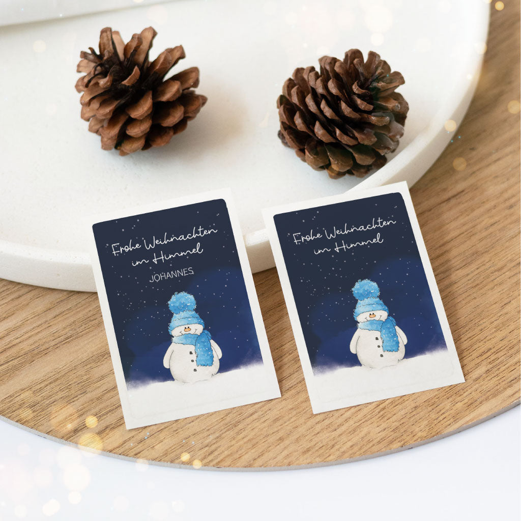 Zwei personalisierbare Weihnachtsaufkleber mit Schneemann-Motiv und dem Spruch „Frohe Weihnachten im Himmel“ – liebevoll gestaltet für Grabkerzen oder Gedenklichter.