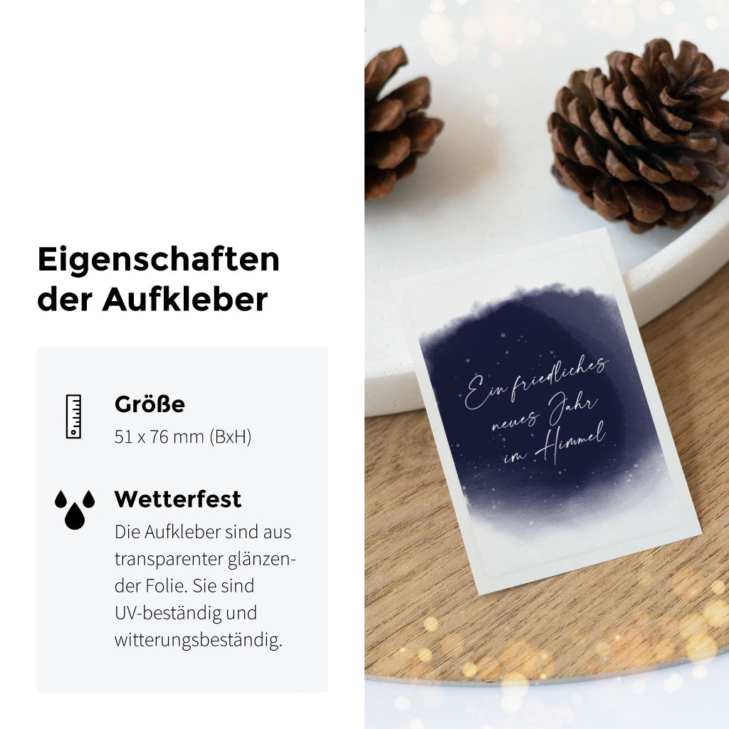 Detailaufnahme eines transparenten Aufklebers für Grablichter mit Neujahrsgruß im Himmel-Design, ideal für Silvester und Gedenkmomente am Jahreswechsel.