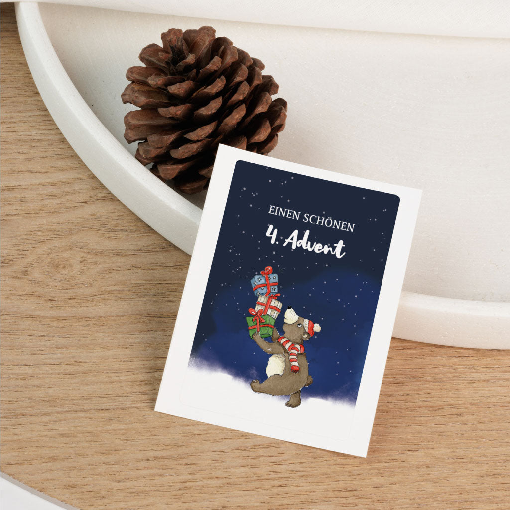 Aufkleber mit Bär und Geschenken als Aquarell-Illustration zum 4. Advent, geeignet für Grabkerzen an Weihnachten.