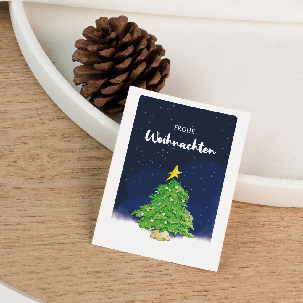 Sticker mit geschmücktem Weihnachtsbaum und dem Schriftzug „Frohe Weihnachten“, perfekt als Grabkerzen-Aufkleber für Sternenkinder.