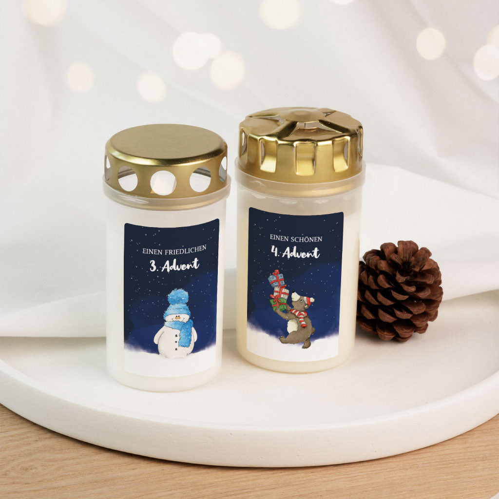 Grabkerzen mit winterlichen Aufklebern für den 3. und 4. Advent, illustriert mit Schneemann und Bär als Aquarelle.