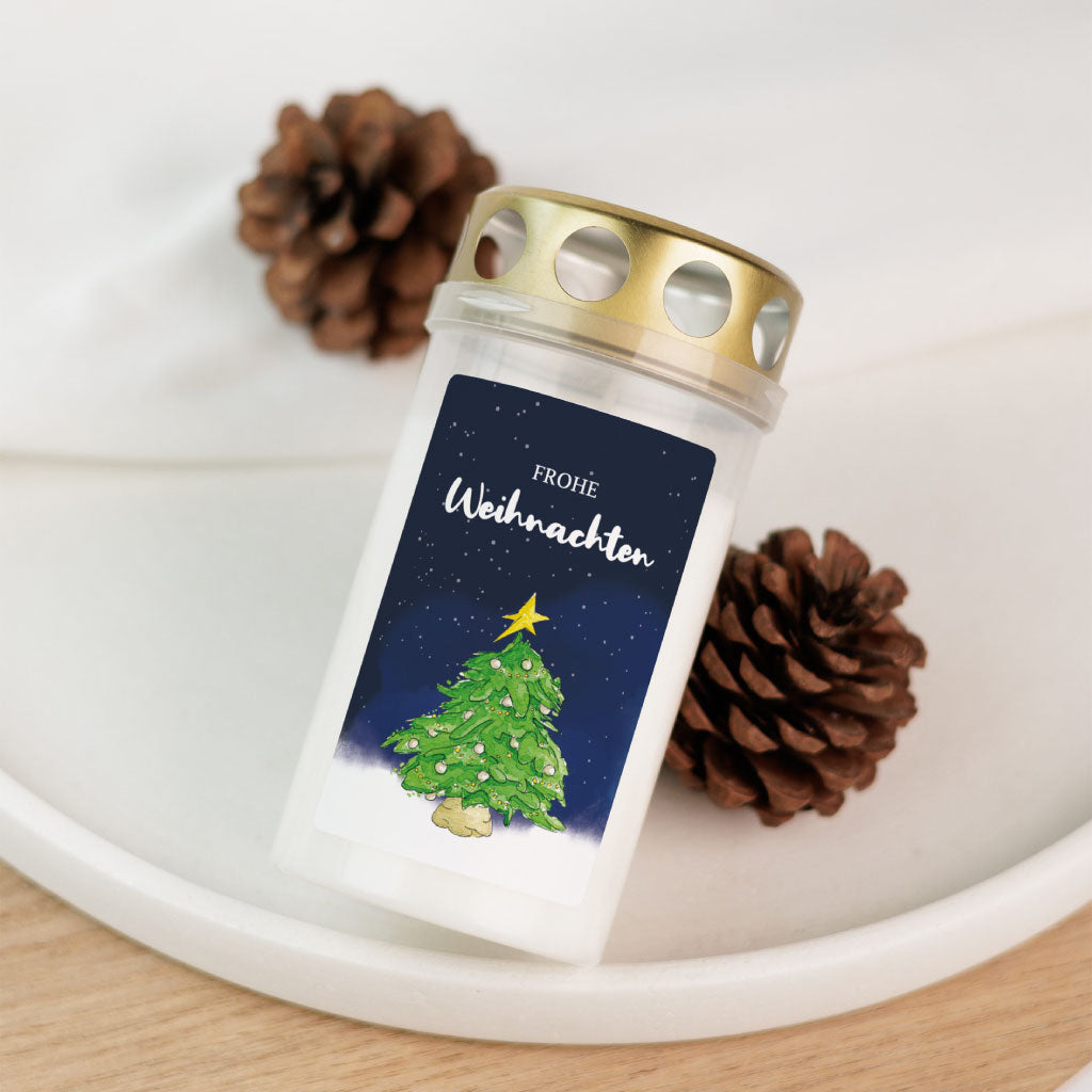 Grabkerze mit Aufkleber „Frohe Weihnachten“ und Weihnachtsbaum-Motiv, wetterfest und liebevoll für Sternenkinder gestaltet.
