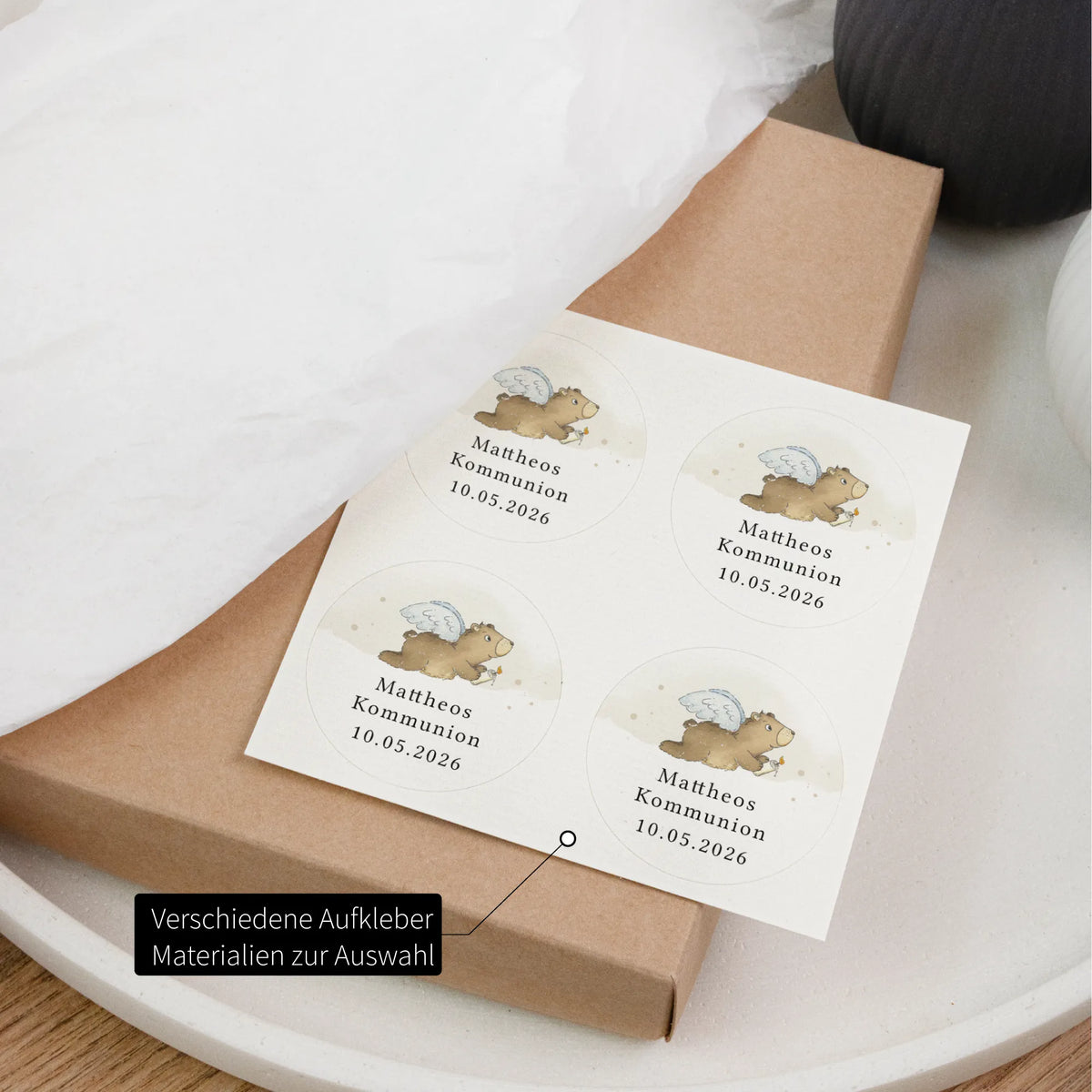 Aufkleberbogen zur Kommunion mit vier runden Aufklebern, Aquarell Motiv Engelbär, personalisiert mit Name und Datum, verschiedene Materialien wählbar