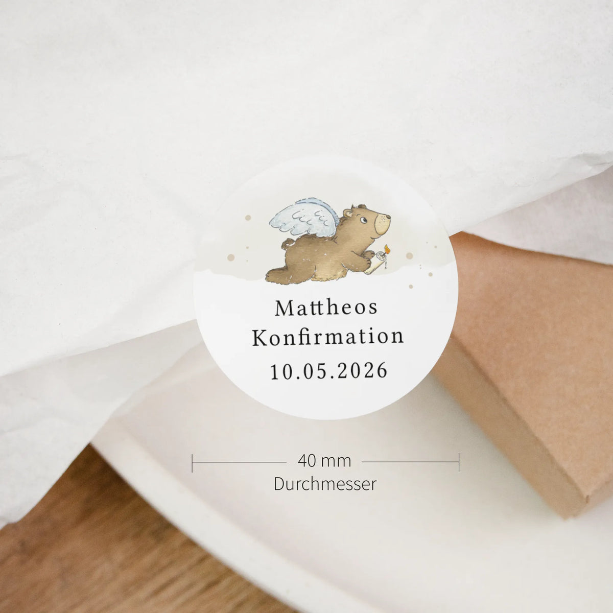 Nahaufnahme runder Kommunion-Aufkleber mit Aquarell Motiv Engelbär, personalisiert mit Name und Datum, 40 mm Durchmesser