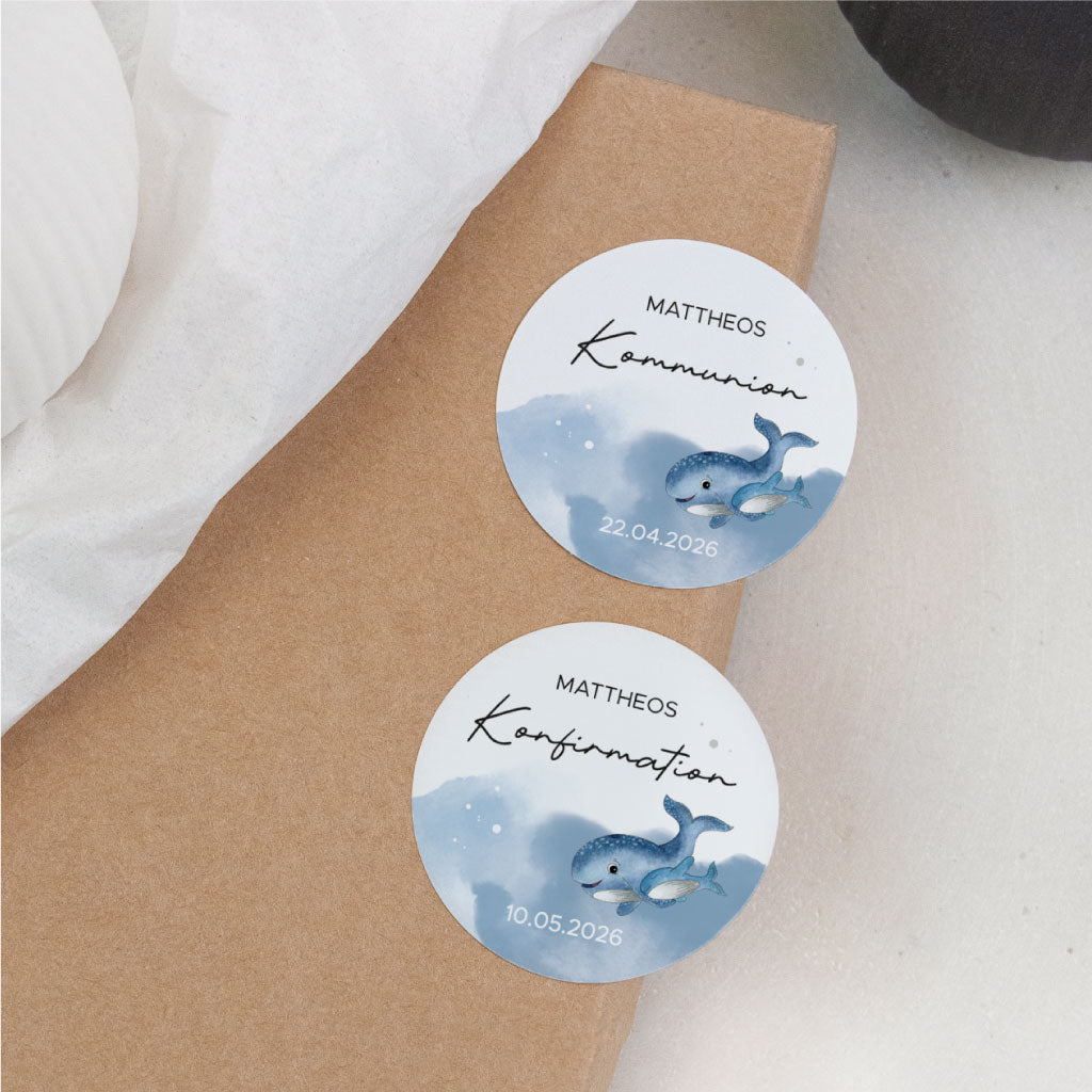 Personalisierte runde Aufkleber mit Name und Datum zur Kommunion oder Konfirmation, mit handgemalten Aquarell Walen als liebevolle Sticker für Einladung, Feier, Gastgeschenke oder Mitgebsel