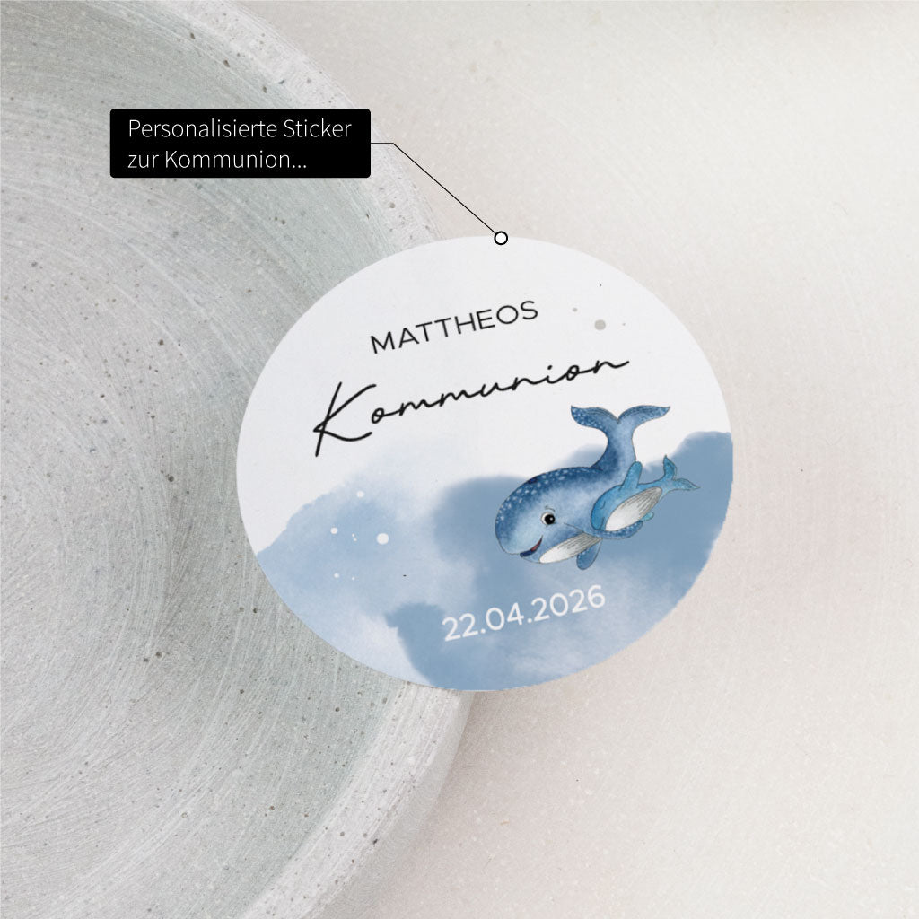 Personalisierter Sticker zur Kommunion mit Name und Datum, runder Aufkleber mit blauem Walmotiv für Einladung, Gastgeschenke, Mitgebsel und Feier