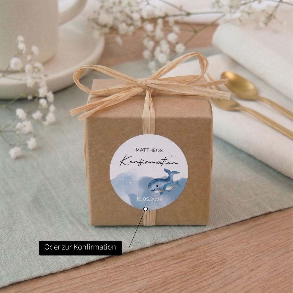Personalisierter Sticker zur Konfirmation mit Name und Datum, runder Aufkleber mit handgemalten Aquarell Walen für Einladung, Gastgeschenke, Mitgebsel und Feier