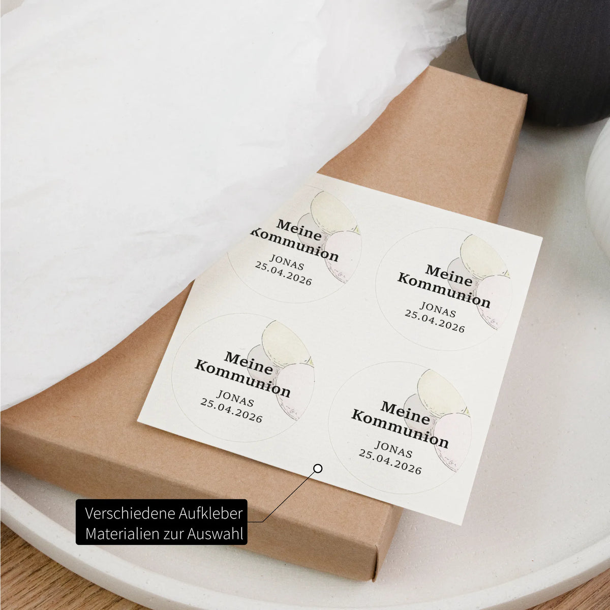 Aufkleberbogen mit vier runden personalisierten Kommunion-Aufklebern mit Aquarell Motiv auf Kraftpapier-Box, verschiedene Materialien wählbar