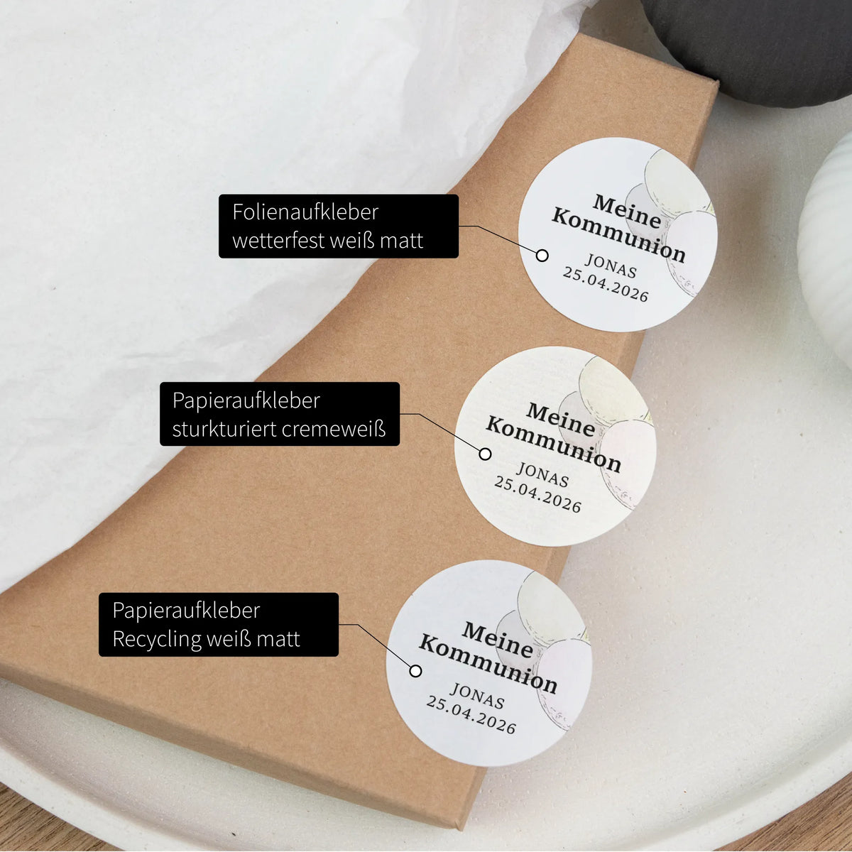 Drei runde Kommunion-Aufkleber mit Aquarell Motiv im Materialvergleich: Folienaufkleber, strukturierter Papieraufkleber cremeweiß und Recycling-Papieraufkleber