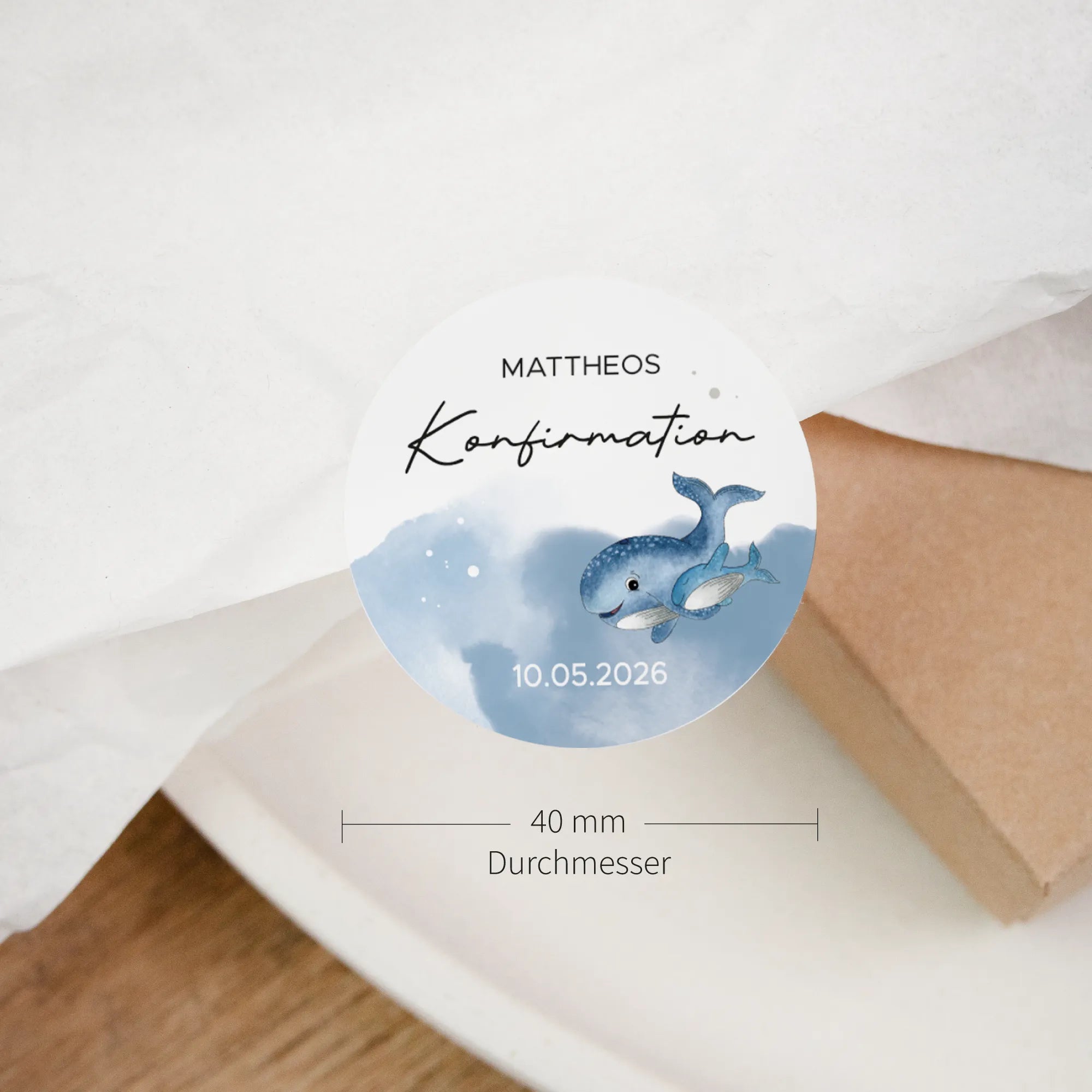 Großer runder Aufkleber zur Konfirmation mit Aquarell Motiv Wal, Name Mattheos und Datum, 40 mm Durchmesser
