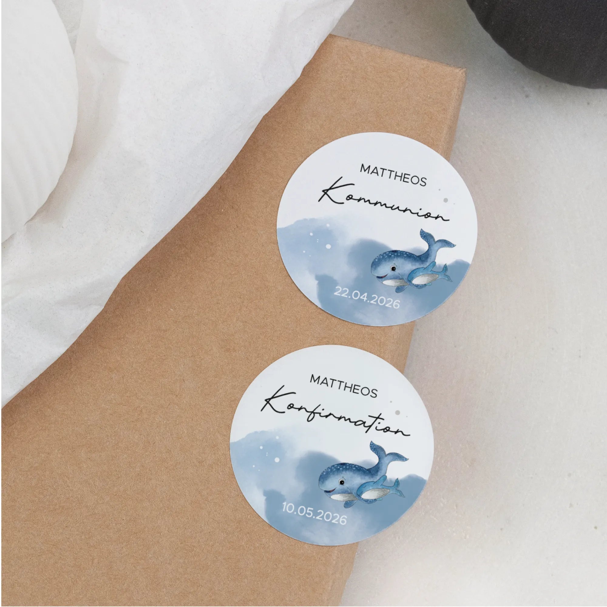 Zwei personalisierte runde Aufkleber zur Kommunion und Konfirmation mit Aquarell Motiv Wal, Name und Datum auf Kraftpapier
