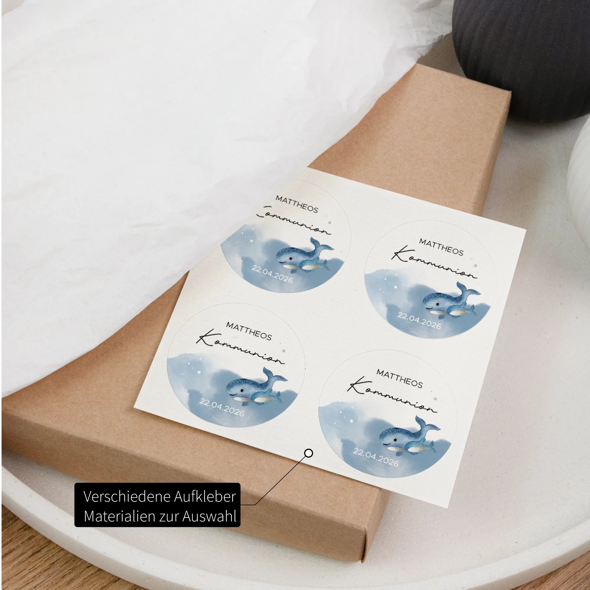 Vier runde Aufkleber zur Kommunion mit Aquarell Motiv Wal und Personalisierung auf Kraftpapier-Bogen, verschiedene Aufklebermaterialien zur Auswahl