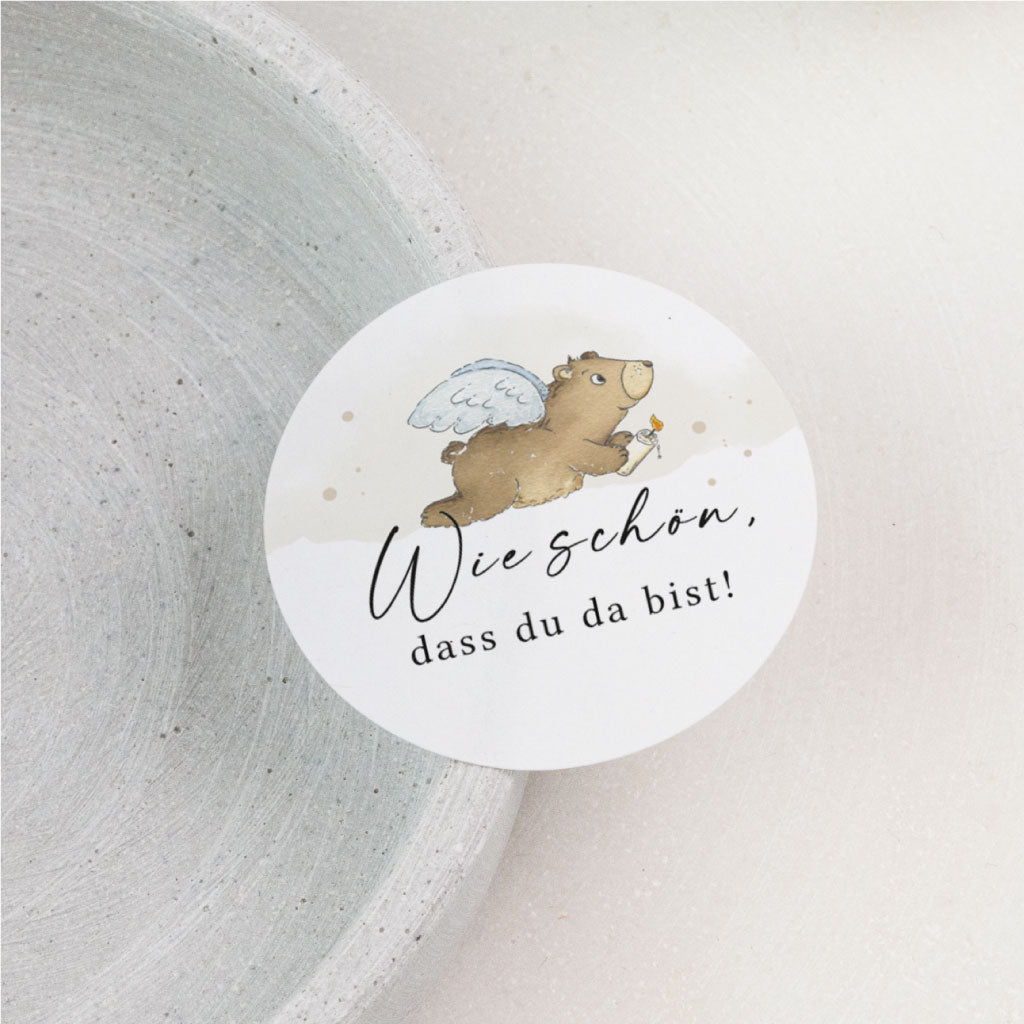 Runder Aufkleber zur Taufe, Kommunion oder Konfirmation mit handgemaltem Engel-Bär und dem Text Schön, dass du da bist