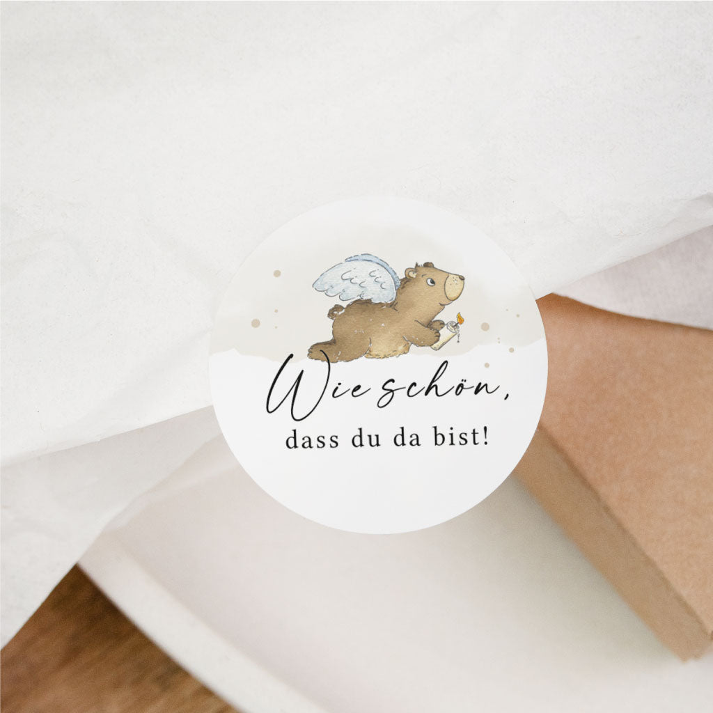 Danke Sticker für Taufe, Kommunion oder Konfirmation auf Geschenkverpackung mit Engel-Bär und Schriftzug Schön, dass du da bist