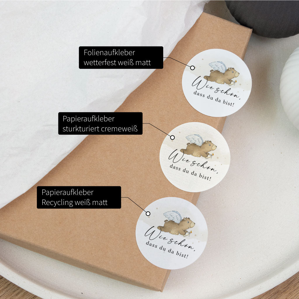 Vergleich von Aufkleber Materialien für Taufe und Kommunion, Folienaufkleber und Papieraufkleber mit Engel-Bär Motiv