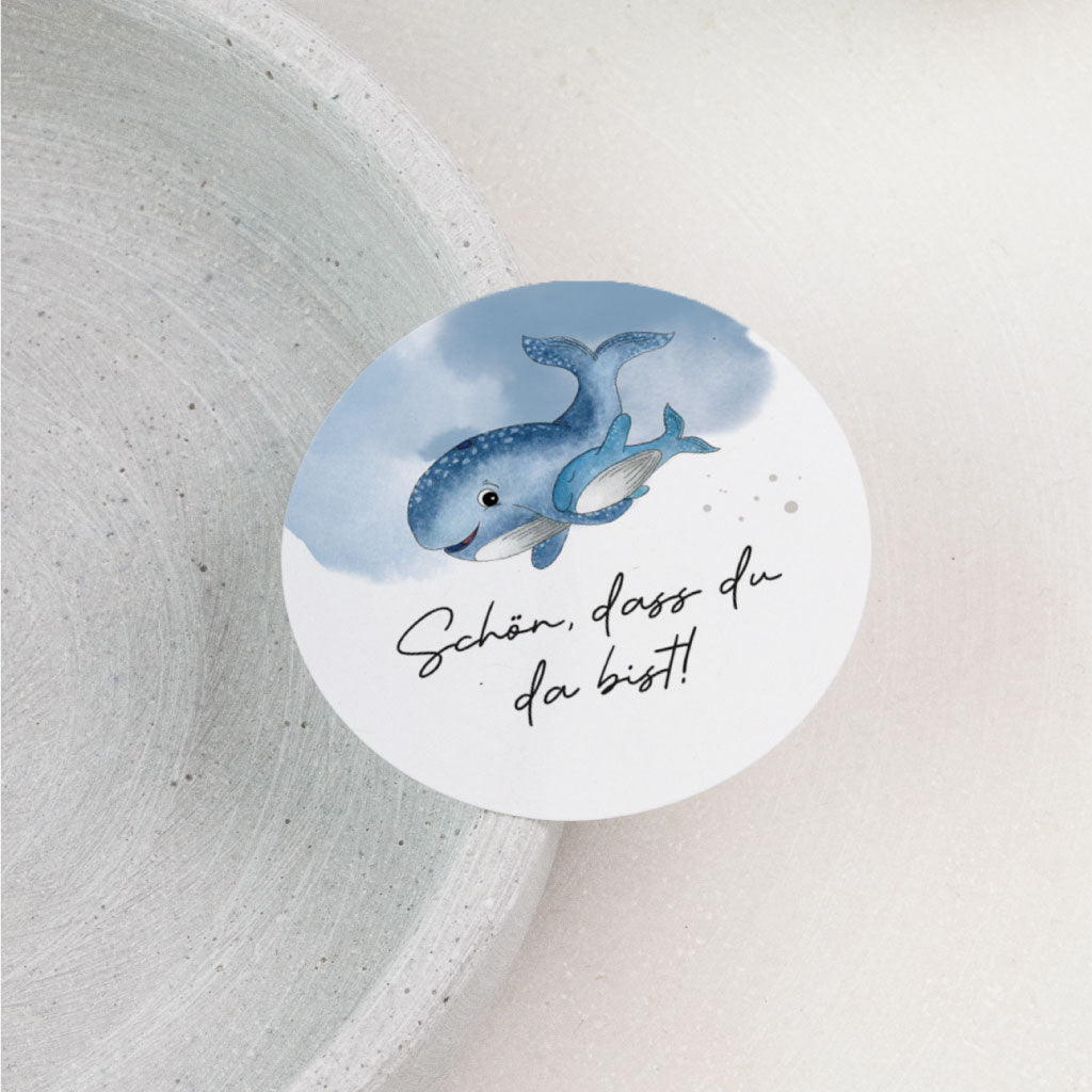 Aufkleber „Schön, dass du da bist“ mit handgemalten Walen – runder Sticker für Gastgeschenke, Geschenkverpackung oder Tischdeko zur Taufe, Kommunion oder Babyparty