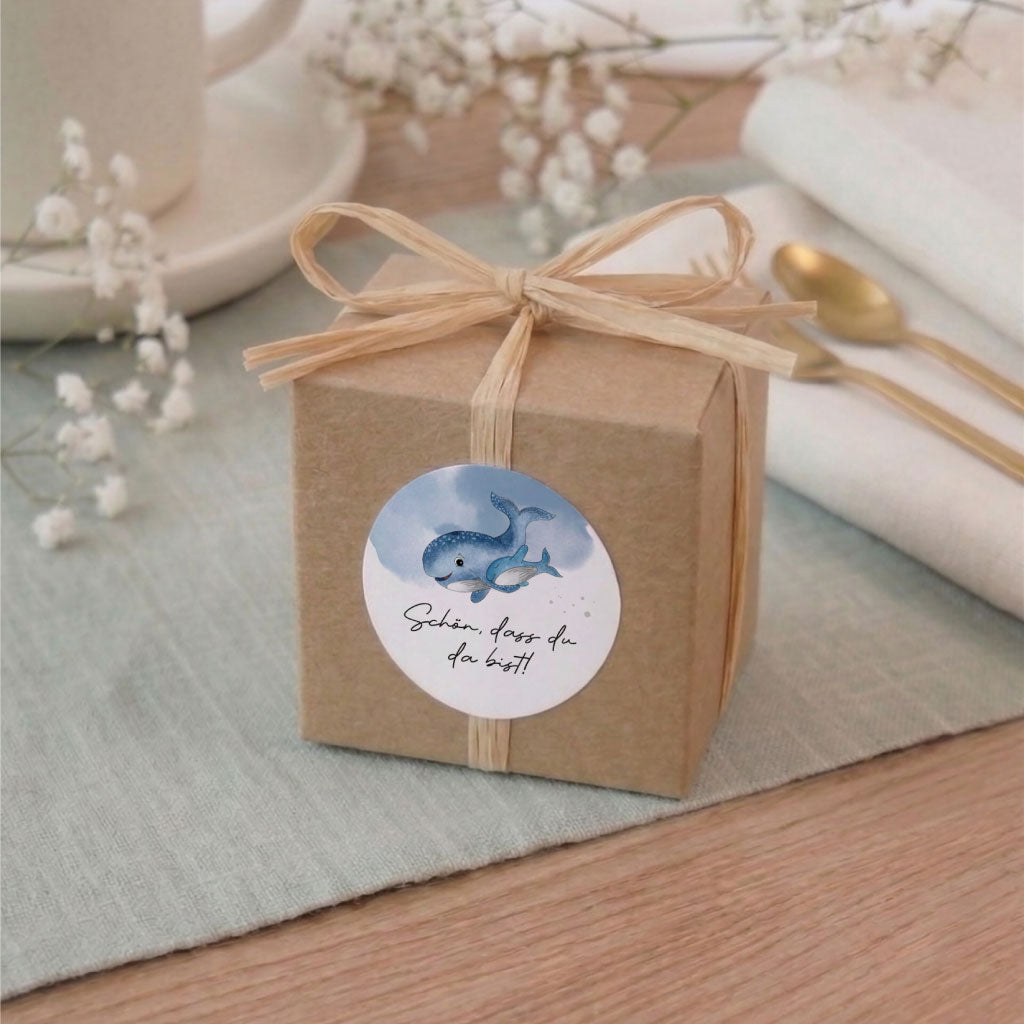 Aufkleber „Schön, dass du da bist“ mit handgemalten Walen – runder Sticker für Gastgeschenke, Geschenkverpackung oder Tischdeko zur Taufe, Kommunion oder Babyparty