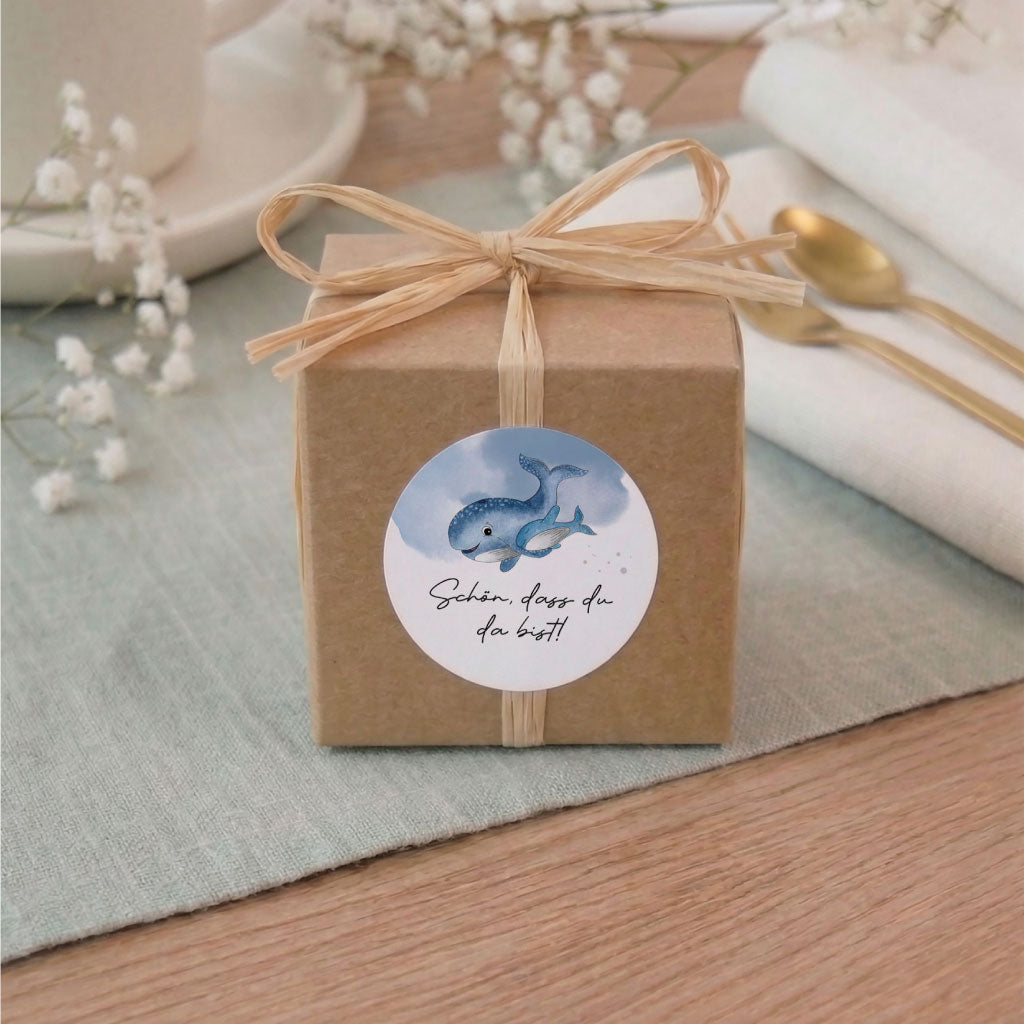 Detailansicht Wal Sticker „Schön, dass du da bist“ – handgemaltes Motiv für Gastgeschenke oder Geschenkverpackungen