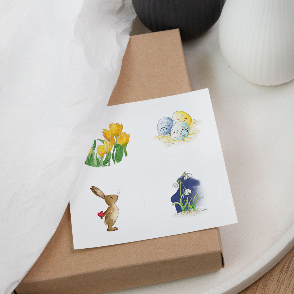 Aufkleberkarte mit 4 runden Stickern: Ostereier, Tulpen, Osterhase und Schneeglöckchen als handgemalte Aquarelle, runde Aufkleber im Set.