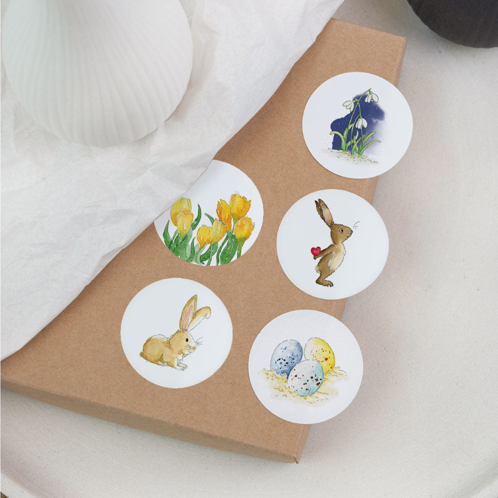 Osteraufkleber Set mit handgemalten Aquarell Motiven mit Osterhasen, Ostereiern und Frühlingsblumen zur Dekoration und zum Verschenken.