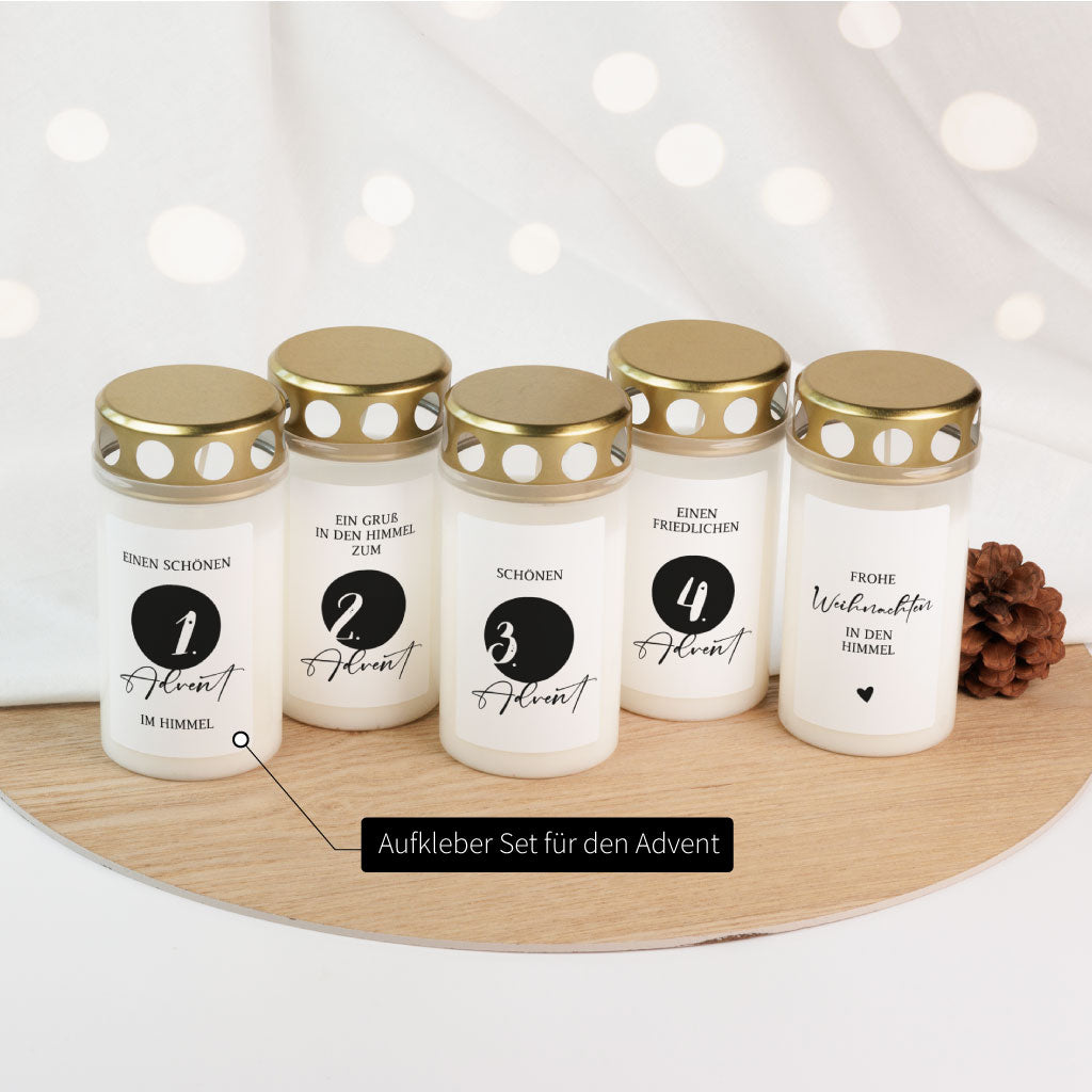 Fünf Grabkerzen mit goldenen Deckeln, beklebt mit schwarzen Aufklebern im schlichten Schwarz-Weiß-Design für jeden Adventssonntag sowie Weihnachten im Himmel – ideal als stiller Grabschmuck und persönliches Trauergeschenk.
