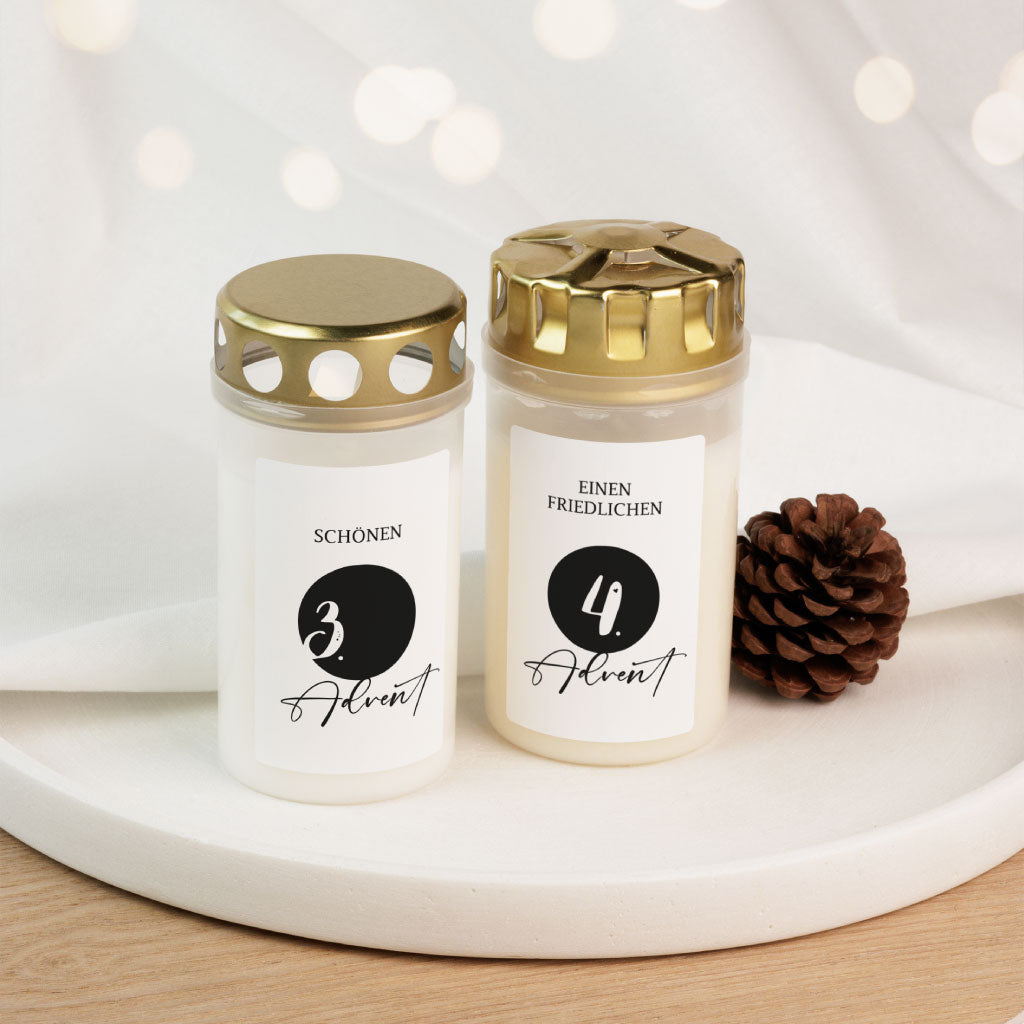 Drittes und viertes Adventslicht mit passenden schwarz-weißen Aufklebern, als persönliches Trauergeschenk oder für Grabkerzen in Gedenken an Verstorbene.