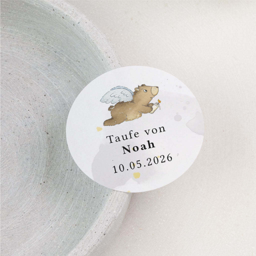 Personalisierter Aufkleber zur Taufe mit Engel-Bär im Aquarellbild, Name Noah und Datum der Tauffeier auf rundem Sticker